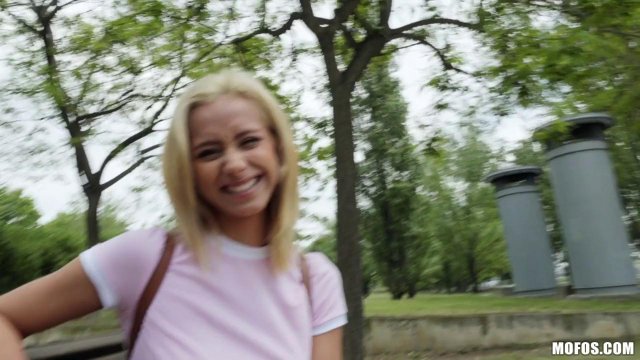 Превью Блондинка - блогерша согласилась заняться сексом за деньги № 35101