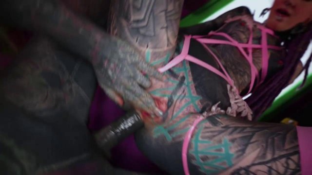 Превью Дикая неформалка в татуировках чпокается с негром на закрытой вечеринке № 39506