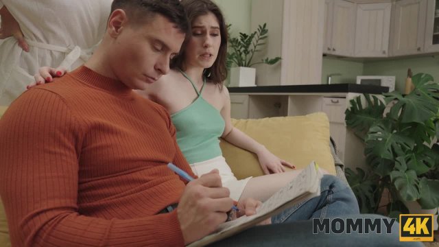 Превью Пока мамы нет дома её дочь развлекается с отчимом № 44645